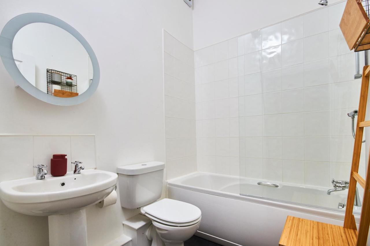 Lovely Abode In Newcastle - Sleeps 4 - Ground Floor Kültér fotó